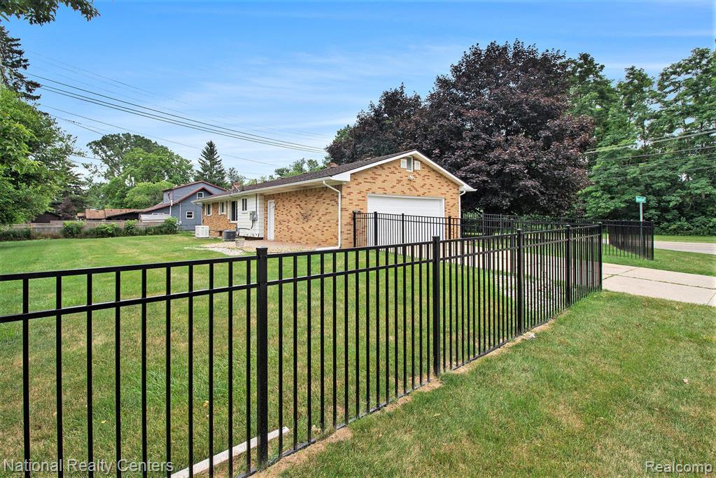 630 W LAKE Street, South Lyon, MI 48178 — Photo 19