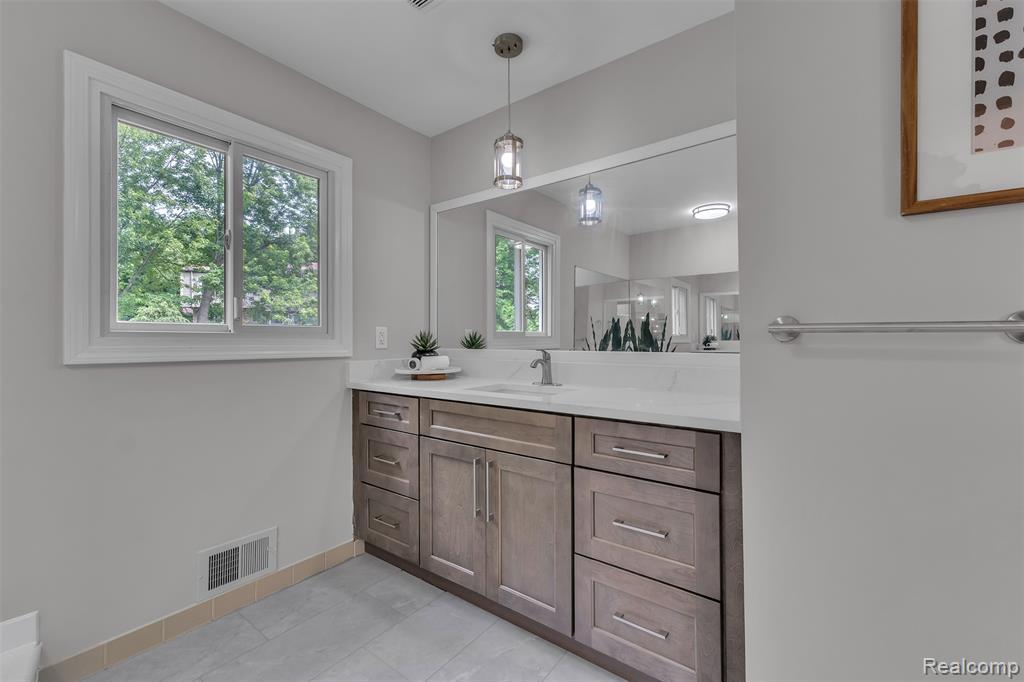 5310 Pond Bluff Drive, West Bloomfield, MI 48323 — Photo 45