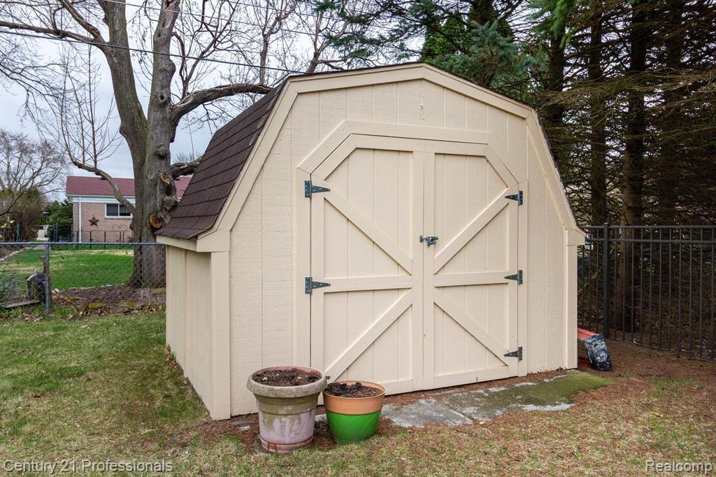 46498 HOUGHTON Drive, Shelby, MI 48315 — Photo 49