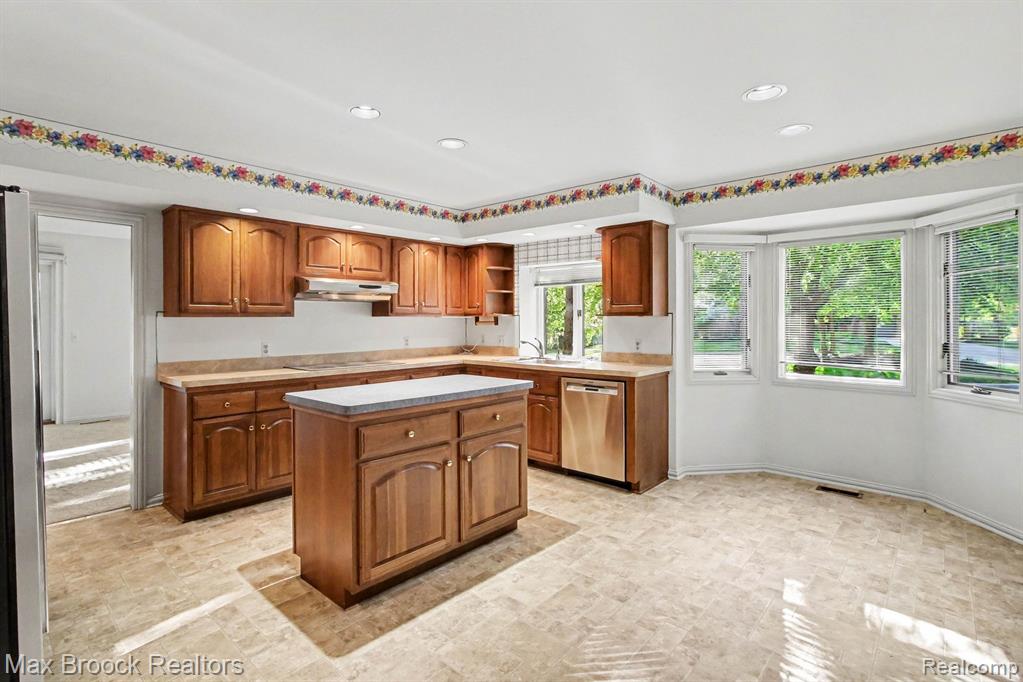 21850 Dover Court, Beverly Hills, MI 48025 — Photo 11