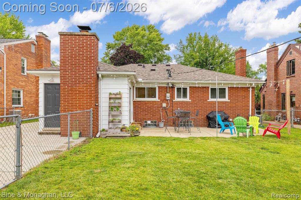 977 ROSLYN Road, Grosse Pointe Woods, MI 48236 — Photo 42
