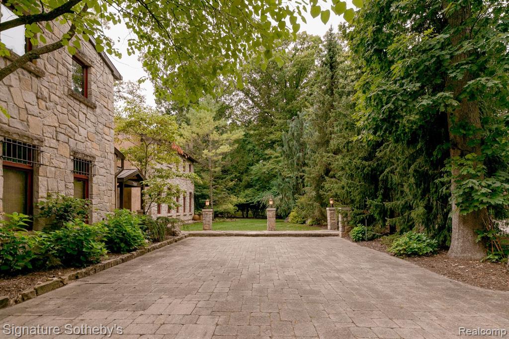 7357 LINDENMERE Drive, Bloomfield Hills, MI 48301 — Photo 2