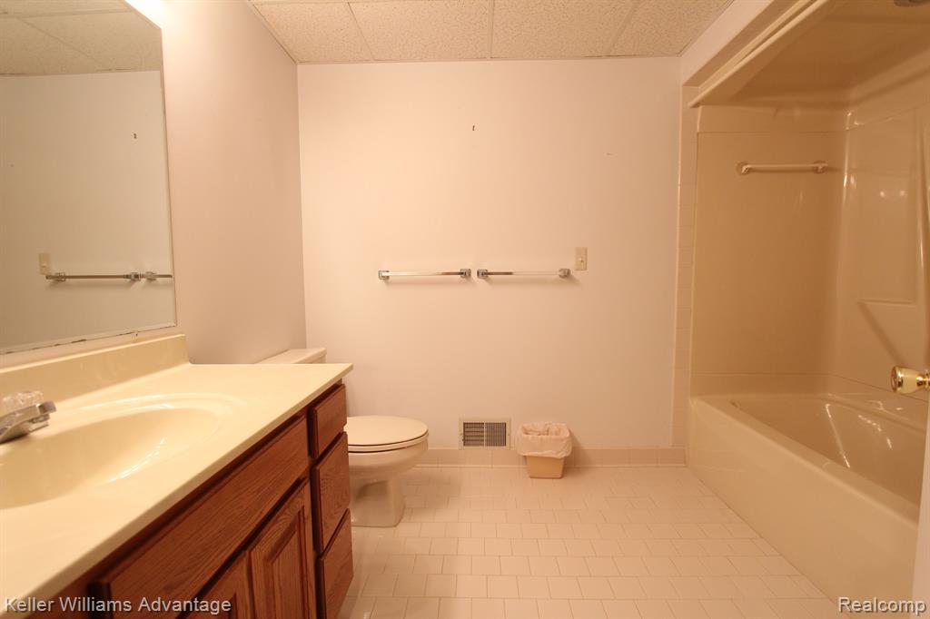 22266 Pondview, Novi, MI — Photo 16