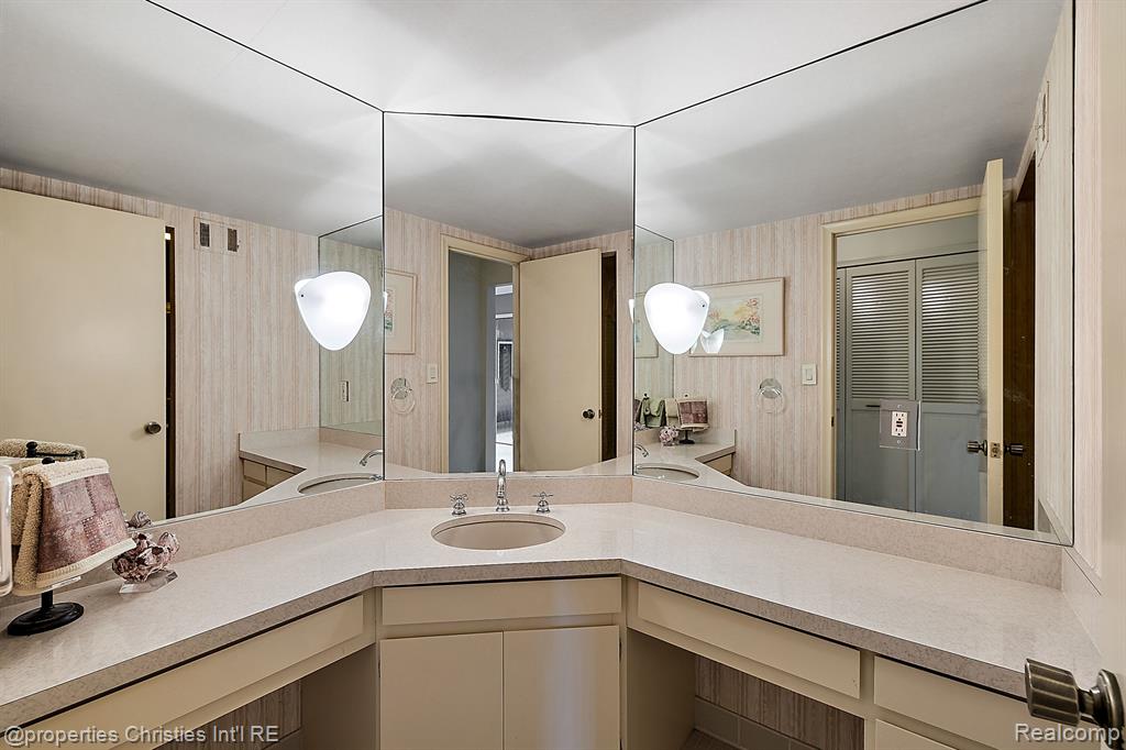 7460 PEBBLE Lane, West Bloomfield, MI — Photo 24