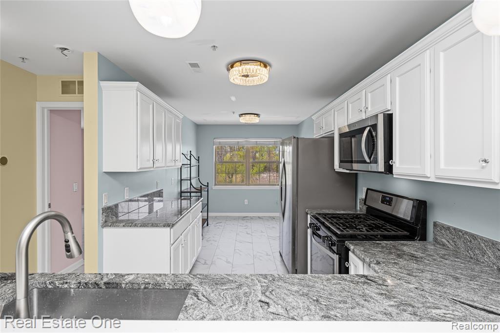 160 Sandy Lane, Walled Lake, MI 48390 — Photo 26