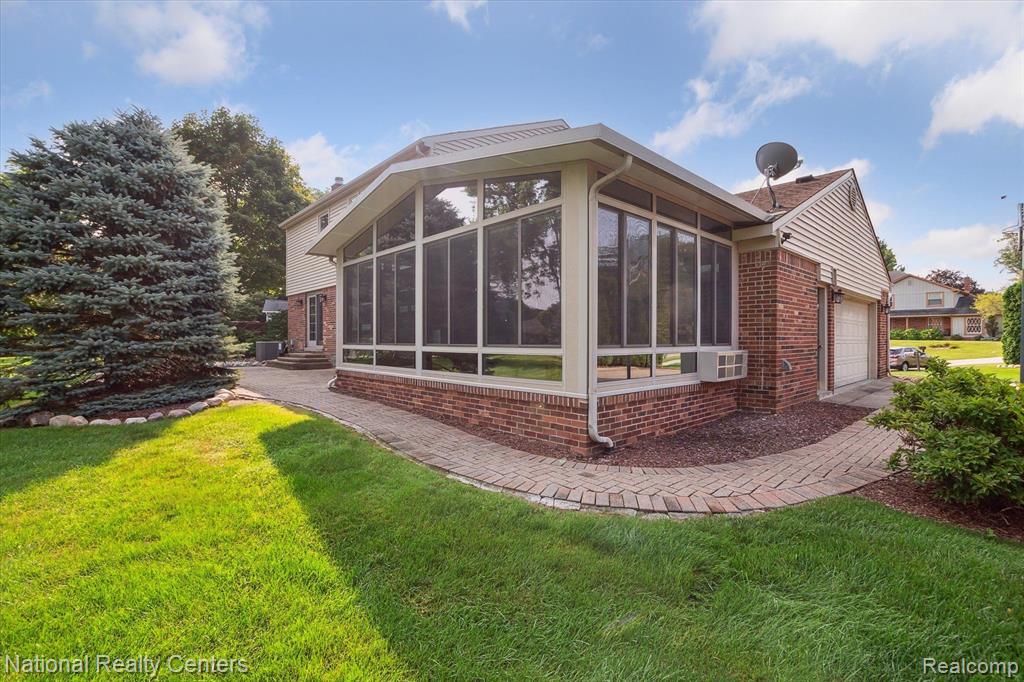42372 COTSWOLD Court, Northville, MI 48168 — Photo 30