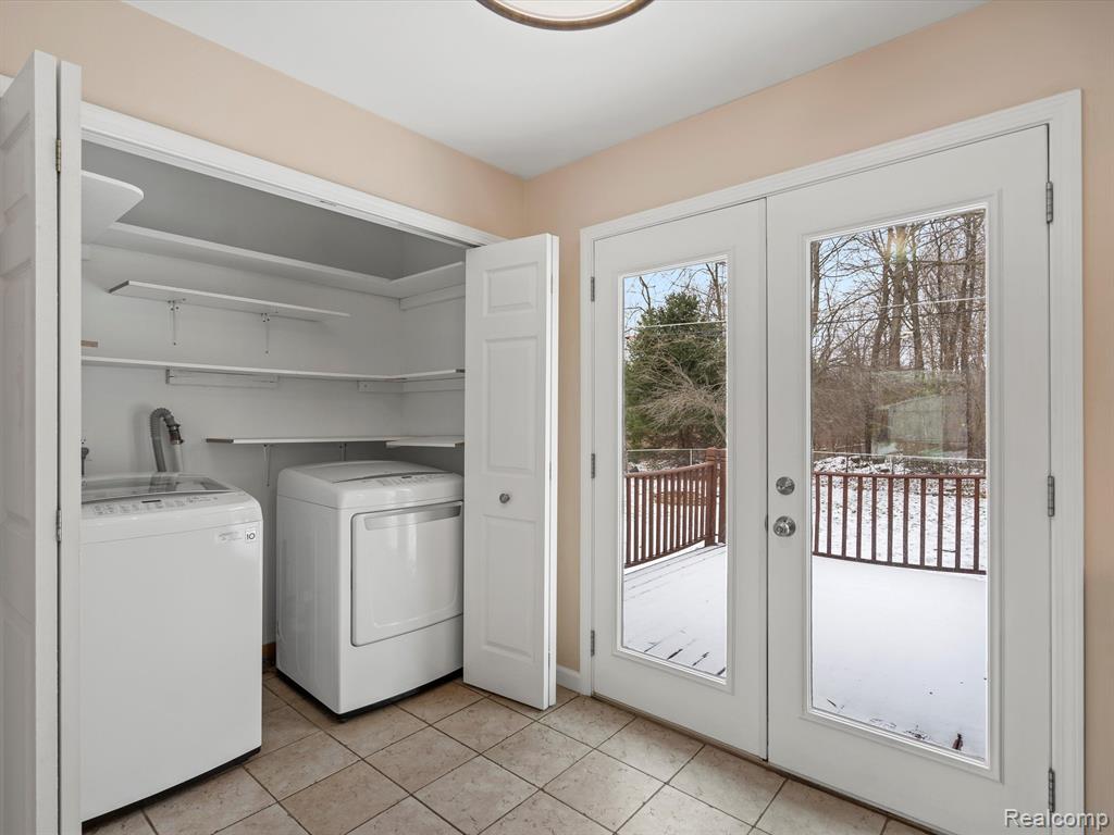 6652 DOYON Drive N, Waterford, MI 48327 — Photo 13