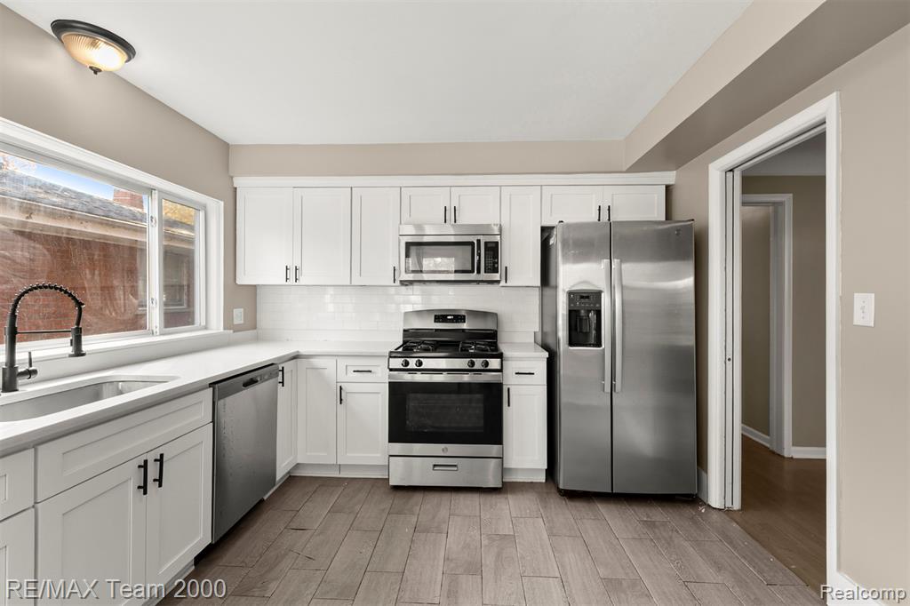 20602 Kenmore Avenue, Harper Woods, MI 48225 — Photo 10