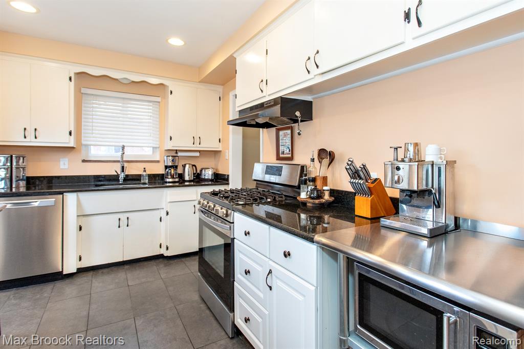 24460 Rosewood Street, Oak Park, MI 48237 — Photo 18