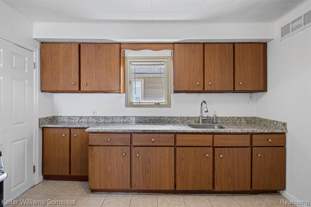 842 E 10 MILE Road, Ferndale, MI 48220 — Photo 9