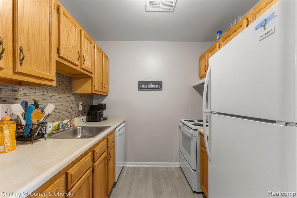 10033 ALLEN POINTE Drive, Allen Park, MI 48101 — Photo 13