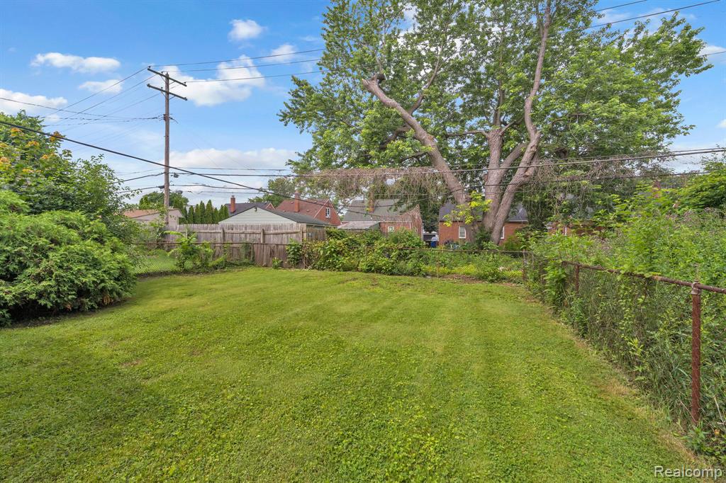 10015 Marion, Redford, MI 48239 — Photo 11