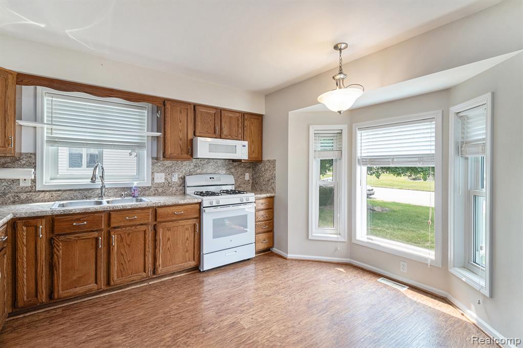 7453 Country Meadow Drive, Swartz Creek, MI 48473 — Photo 8