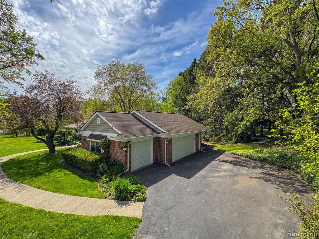 4540 BURNLEY Drive, Bloomfield Hills, MI 48304 — Photo 37