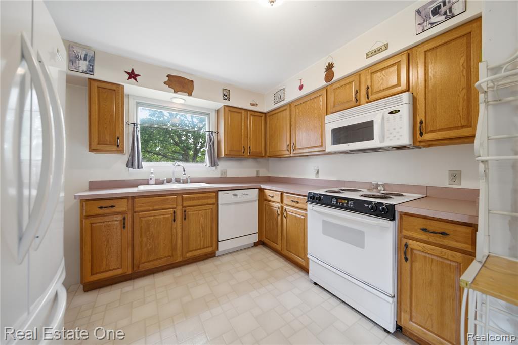 665 S Howell Street, Pinckney, MI 48169 — Photo 7