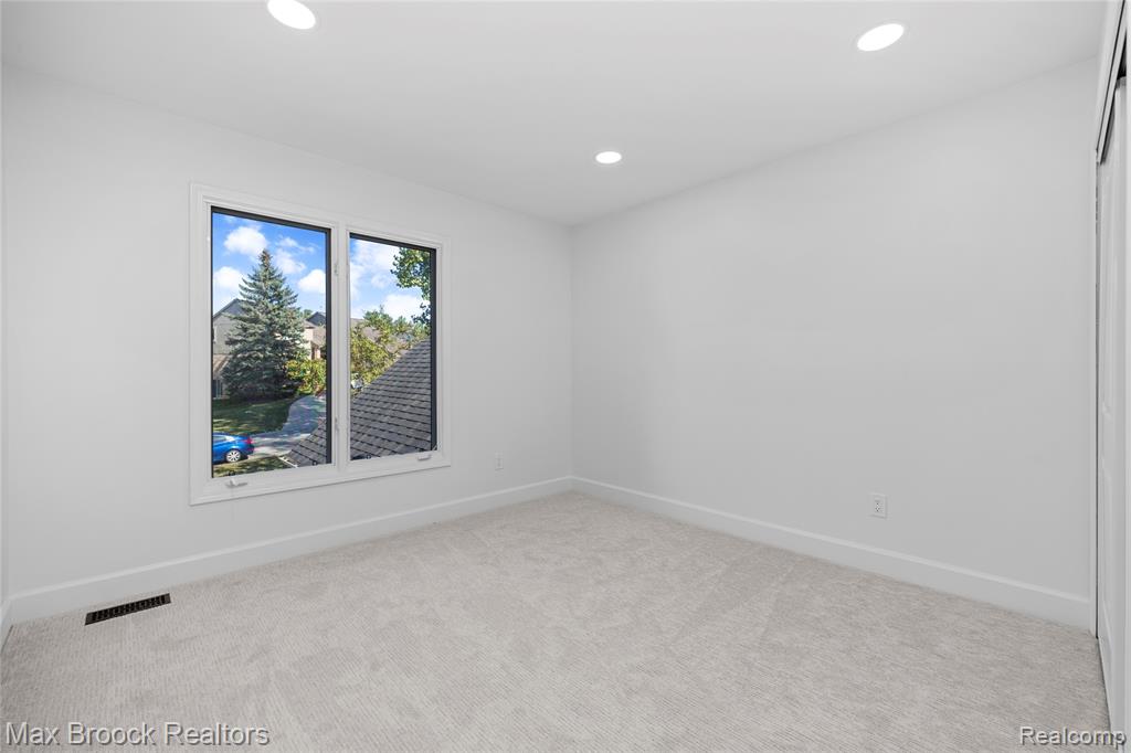 7219 Oakwood Drive, West Bloomfield, MI — Photo 57