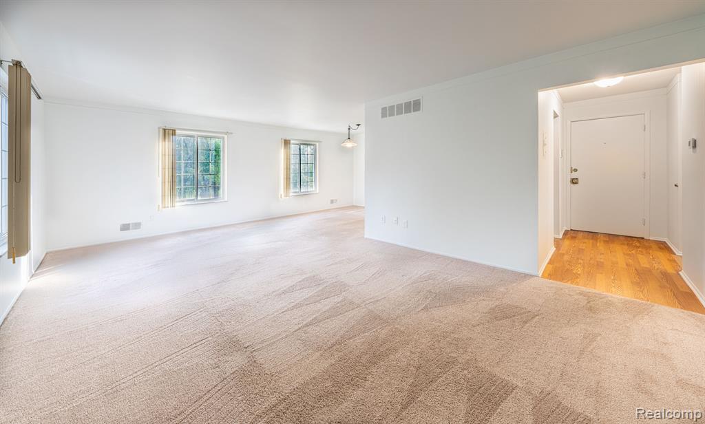 676 E FOX HILLS Drive, Bloomfield Hills, MI 48304 — Photo 6