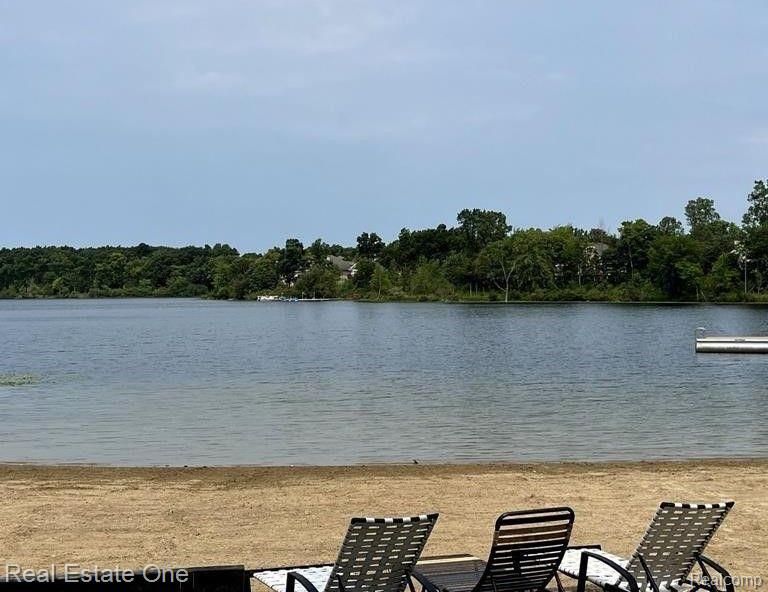 0000 Blue Jay Way, West Bloomfield, MI, 00000