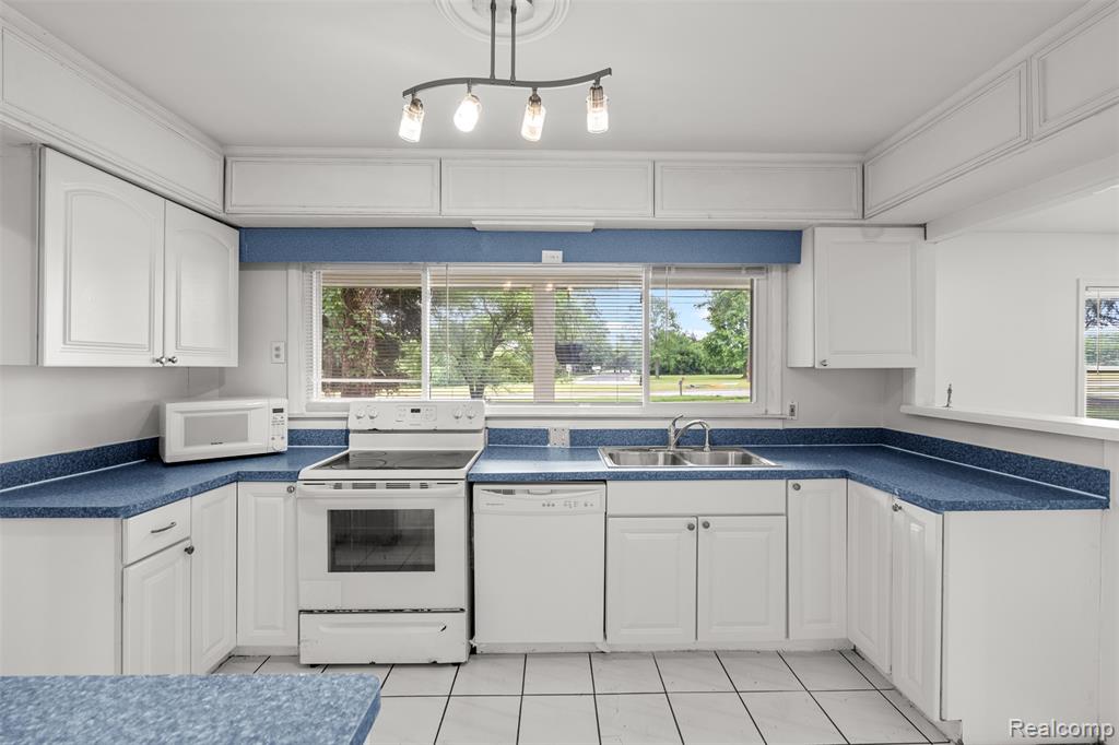 750 W Square Lake Road, Troy, MI 48098 — Photo 19