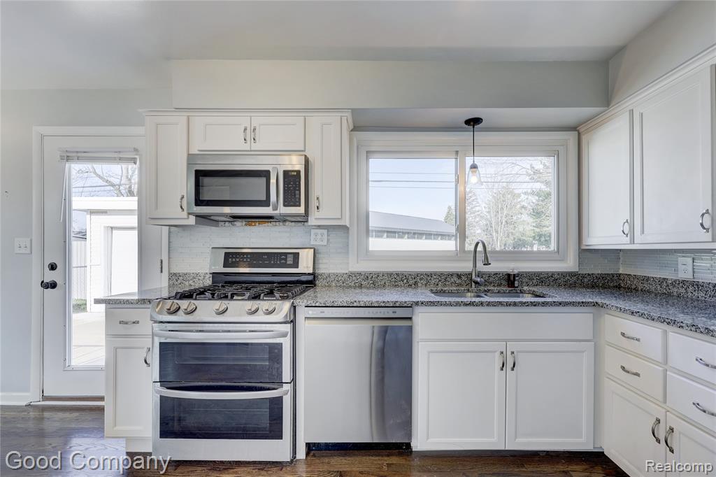 1303 Sycamore Drive, Rochester Hills, MI 48307 — Photo 17