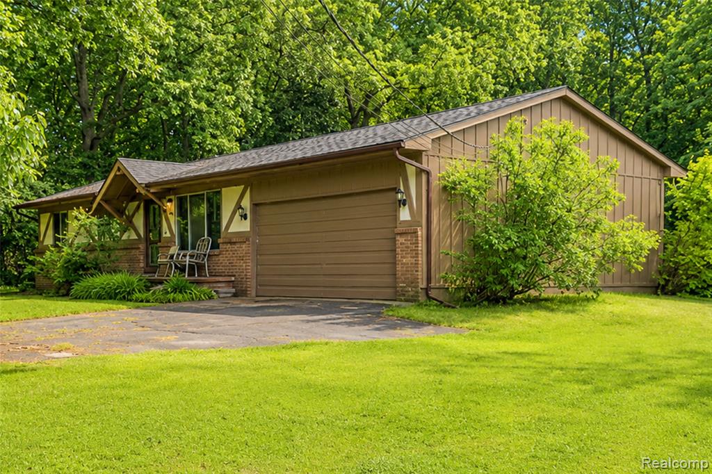 555 Tomahawk Trail, Highland, MI — Photo 2