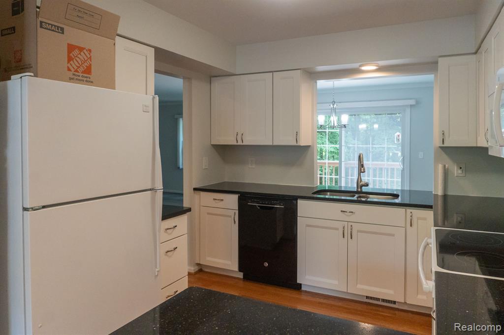 6851 TANGLE WOOD, Waterford, MI 48327 — Photo 11