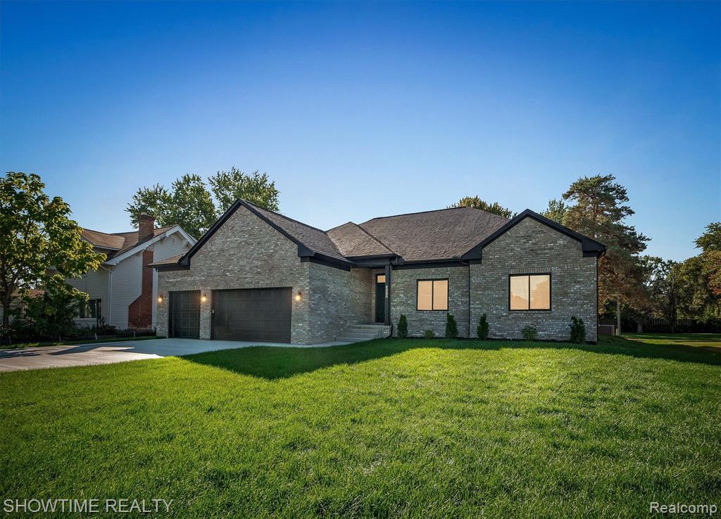 5636 Paris, Sterling Heights, MI 48310 — front exterior
