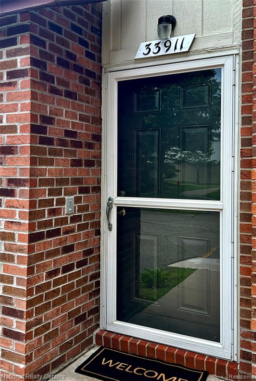 33911 Pondview Circle, Livonia, MI 48152 — Photo 4