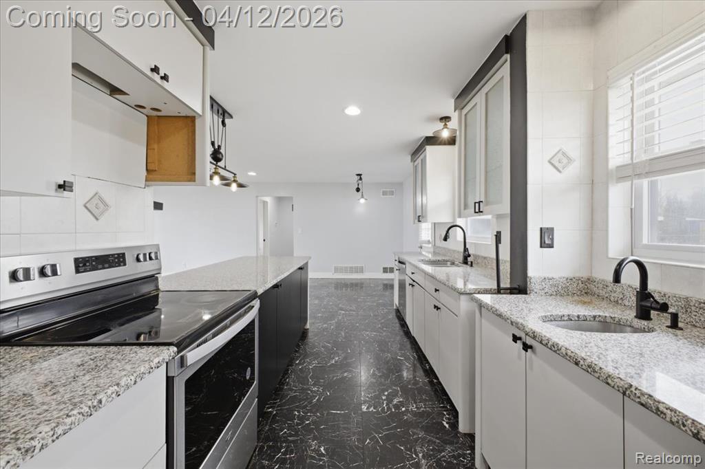 2455 Ivanhoe Drive, West Bloomfield, MI 48324 — Photo 18