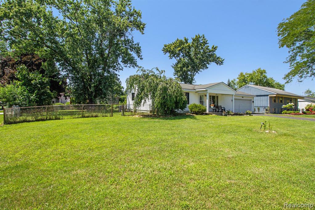 2665 LOS ANGELES Drive, Wolverine Lake, MI 48390 — Photo 2
