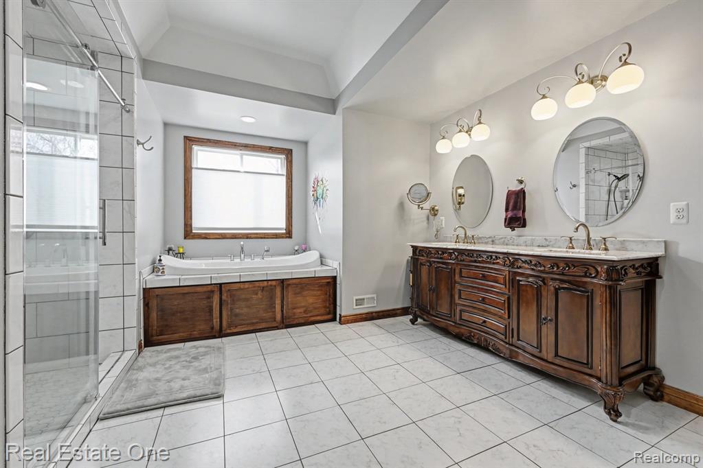 2061 Rosedale Drive, West Bloomfield, MI 48324 — Photo 18