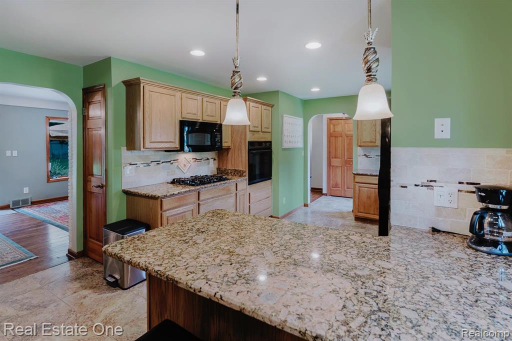 454 Lesdale Drive, Troy, MI 48085 — Photo 9