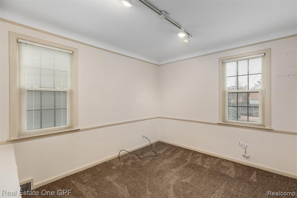 1488 Roslyn Road, Grosse Pointe Woods, MI 48236 — Photo 12