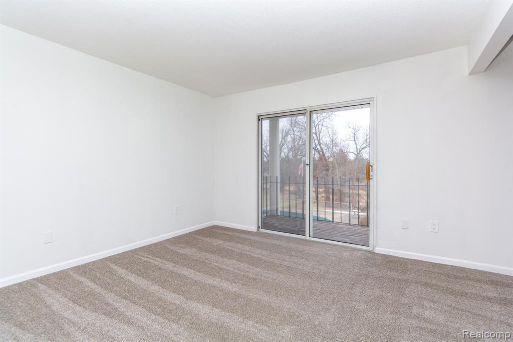 5273 HIGHLAND Road, Waterford, MI 48327 — Photo 5