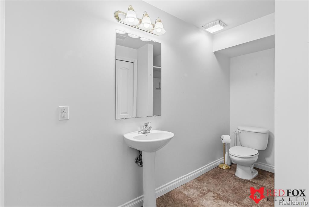 1199 Creek View Court, Burton, MI 48509 — Photo 34