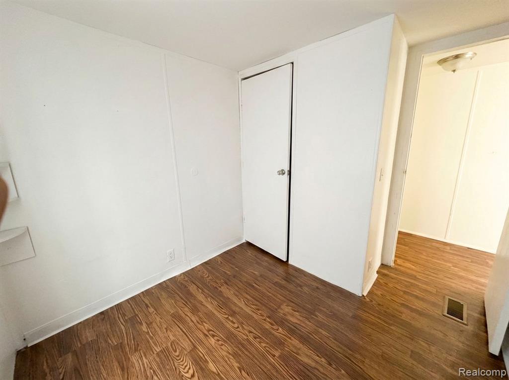 6065 Vernon, Belleville, MI 48111 — Photo 7