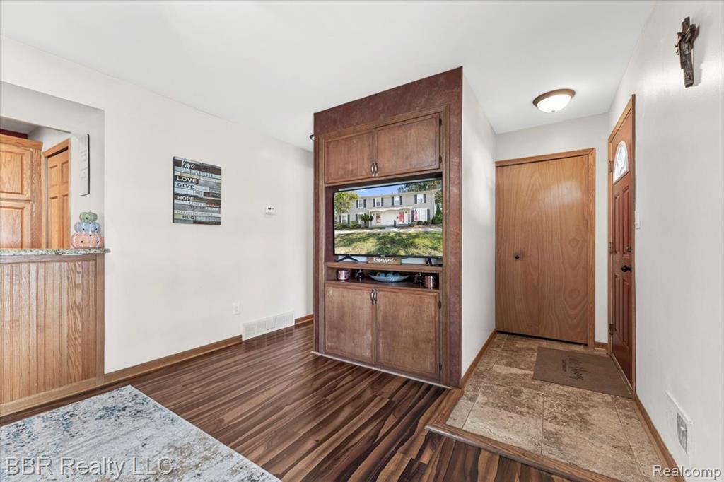 28305 Greenbriar Way, Brownstown, MI 48183 — Photo 3