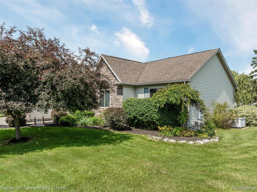 7537 Waterfall Drive, Grand Blanc, MI 48439 — Photo 33