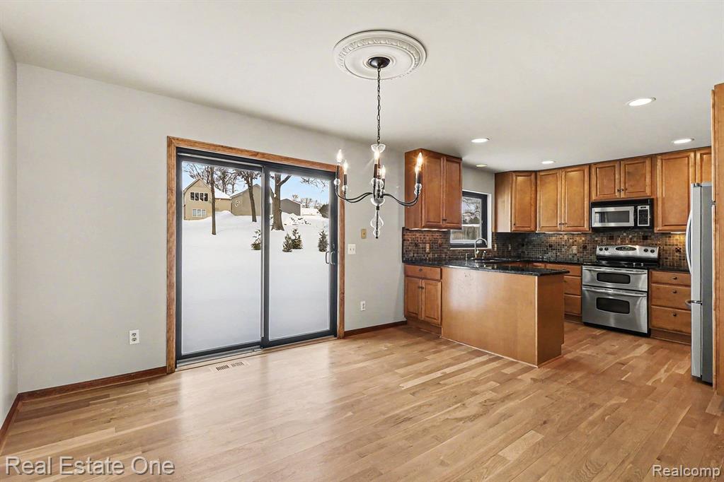 6226 Pinewood Drive, Clarkston, MI — Photo 12