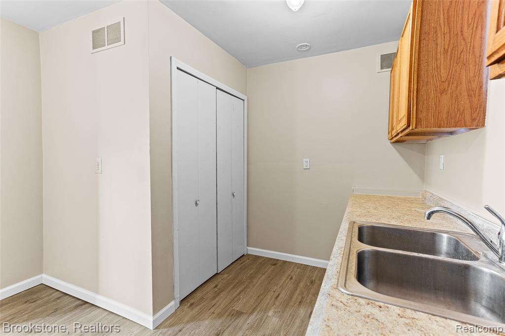 7524 Toepfer Road, Warren, MI 48091 — Photo 11