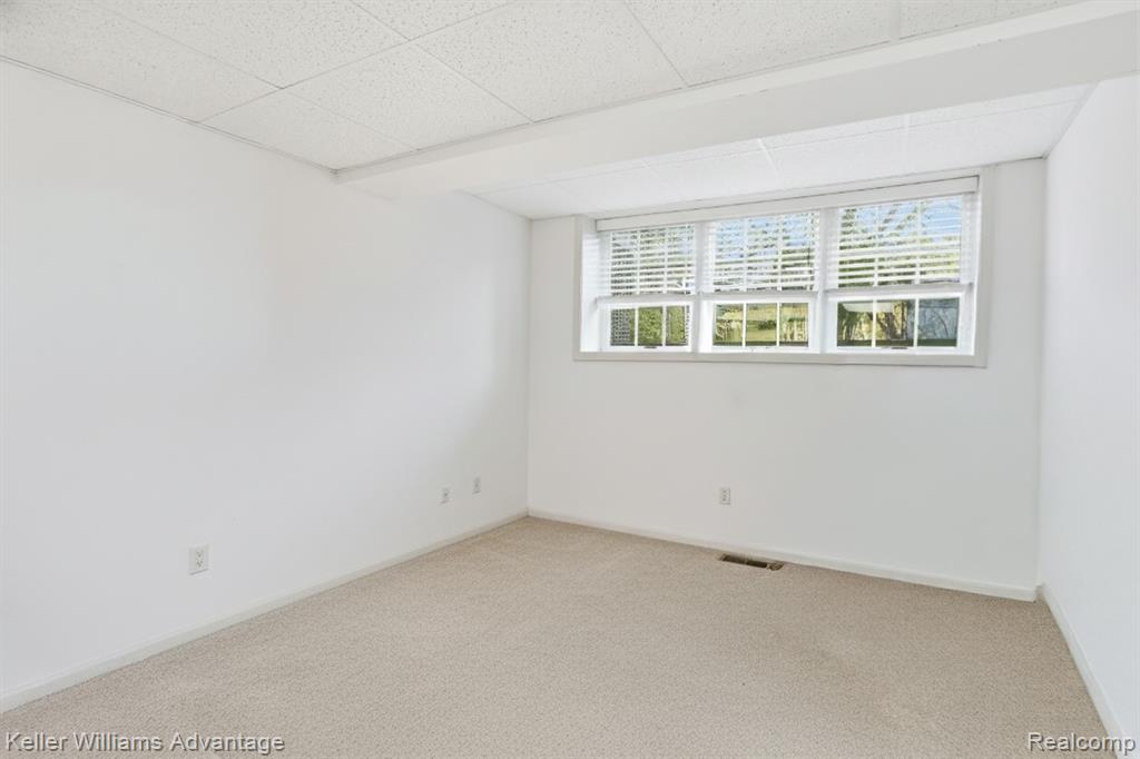39469 Edgewater Drive, Northville, MI 48168 — Photo 30
