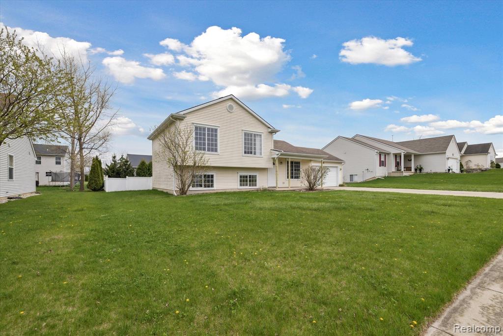 684 HAYSTACK Drive, Linden, MI 48451 — Photo 2