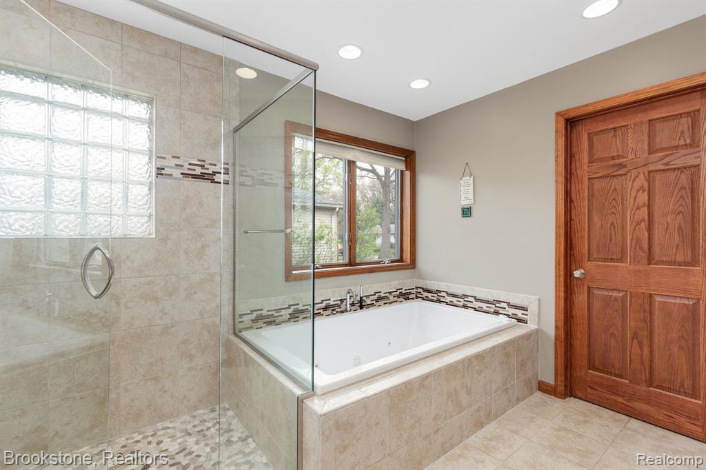 4121 CRYSTAL Street, West Bloomfield, MI 48323 — Photo 16