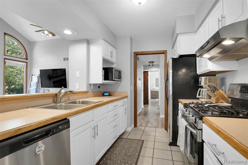 8532 Pettysville Road, Pinckney, MI 48169 — Photo 15