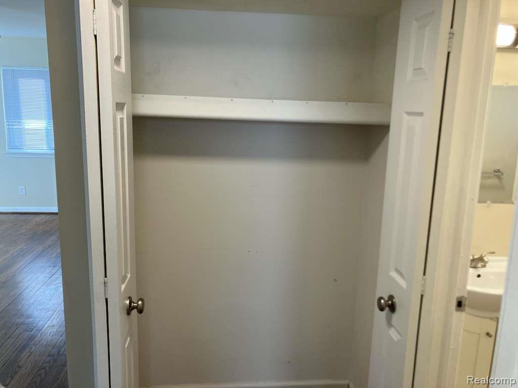 861 E DALLAS Avenue, Madison Heights, MI 48071 — Photo 23