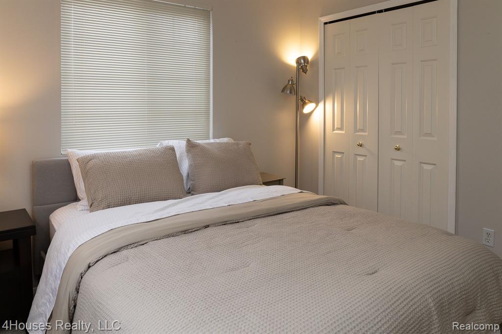 654 LYDIA Lane, Pontiac, MI 48341 — Photo 26