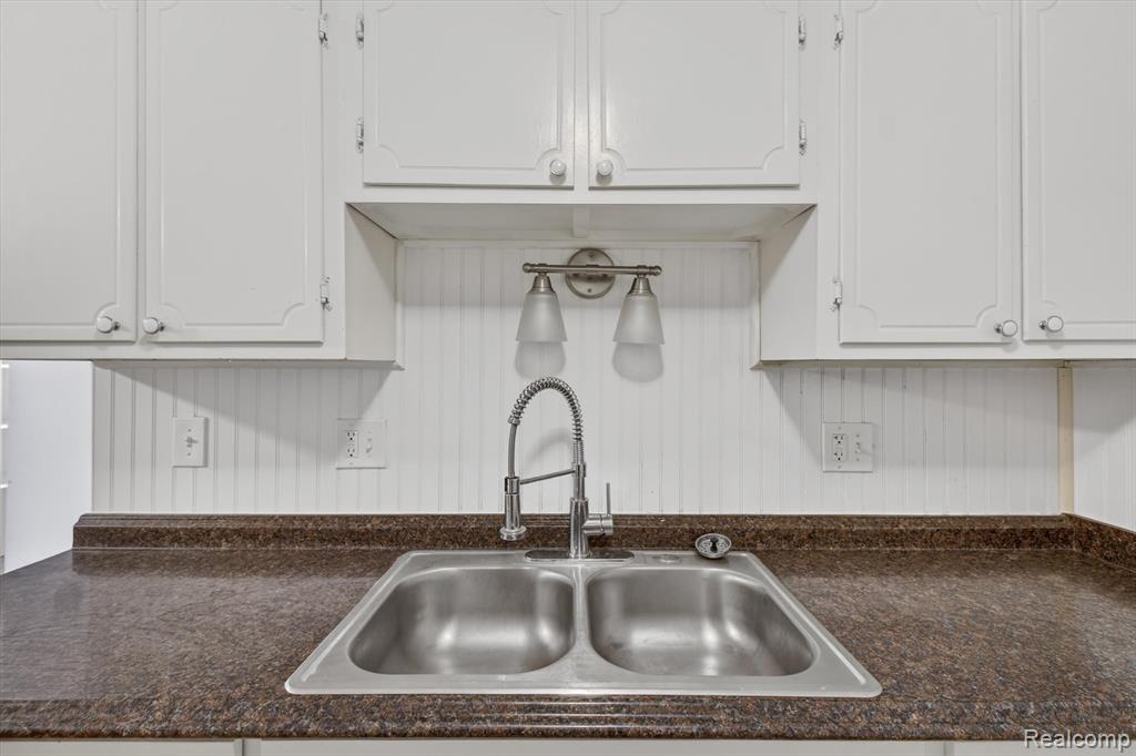 25301 5 Mile rd, Redford, MI 48239 — Photo 15