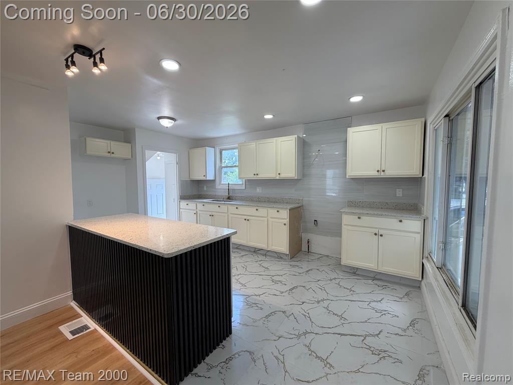 6760 Warwick Street, Detroit, MI 48228 — Photo 18