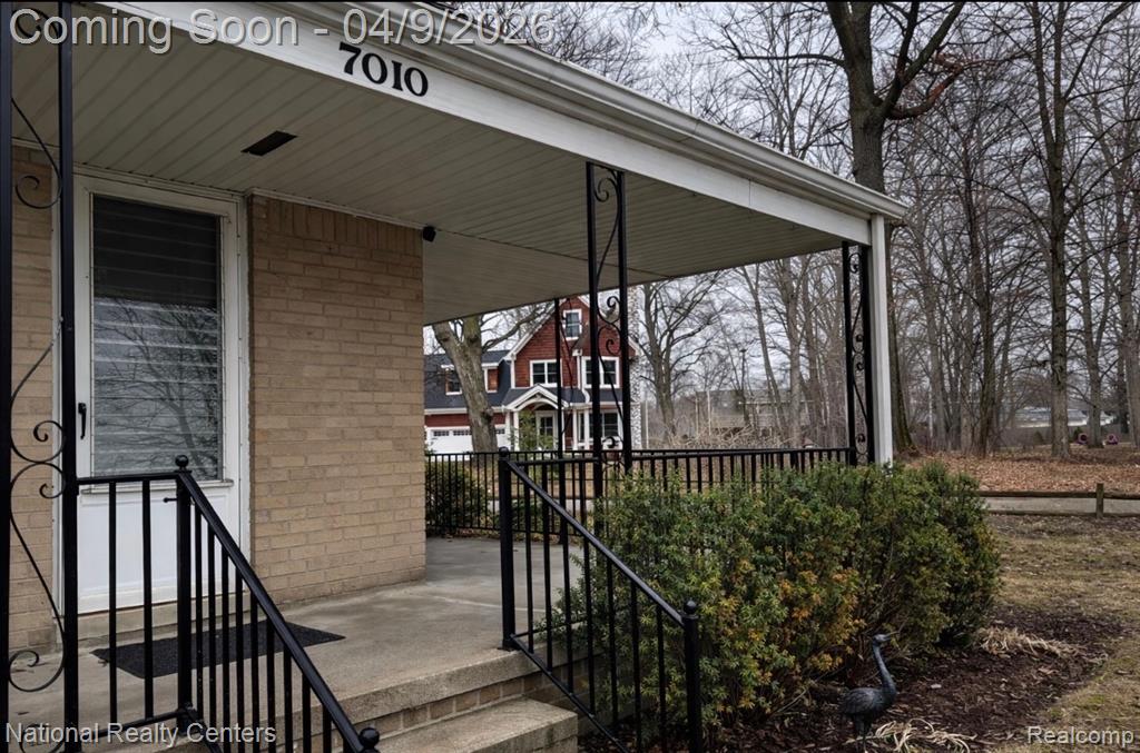 7010 Locklin Street, West Bloomfield, MI 48324 — Photo 7