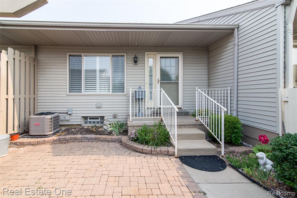 61702 Williamsburg, 2, South Lyon, MI 48178